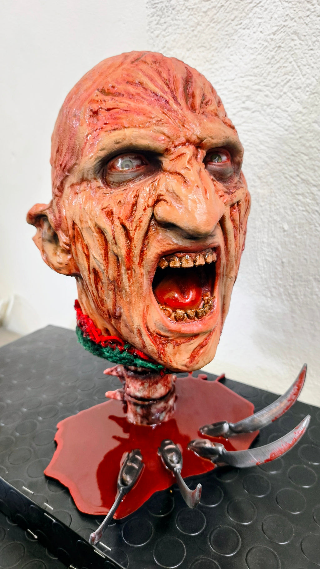 RELICS: The Last Cut - Freddy Krueger II | Busto 3D con Base Pozza di Sangue e Cappello Removibile