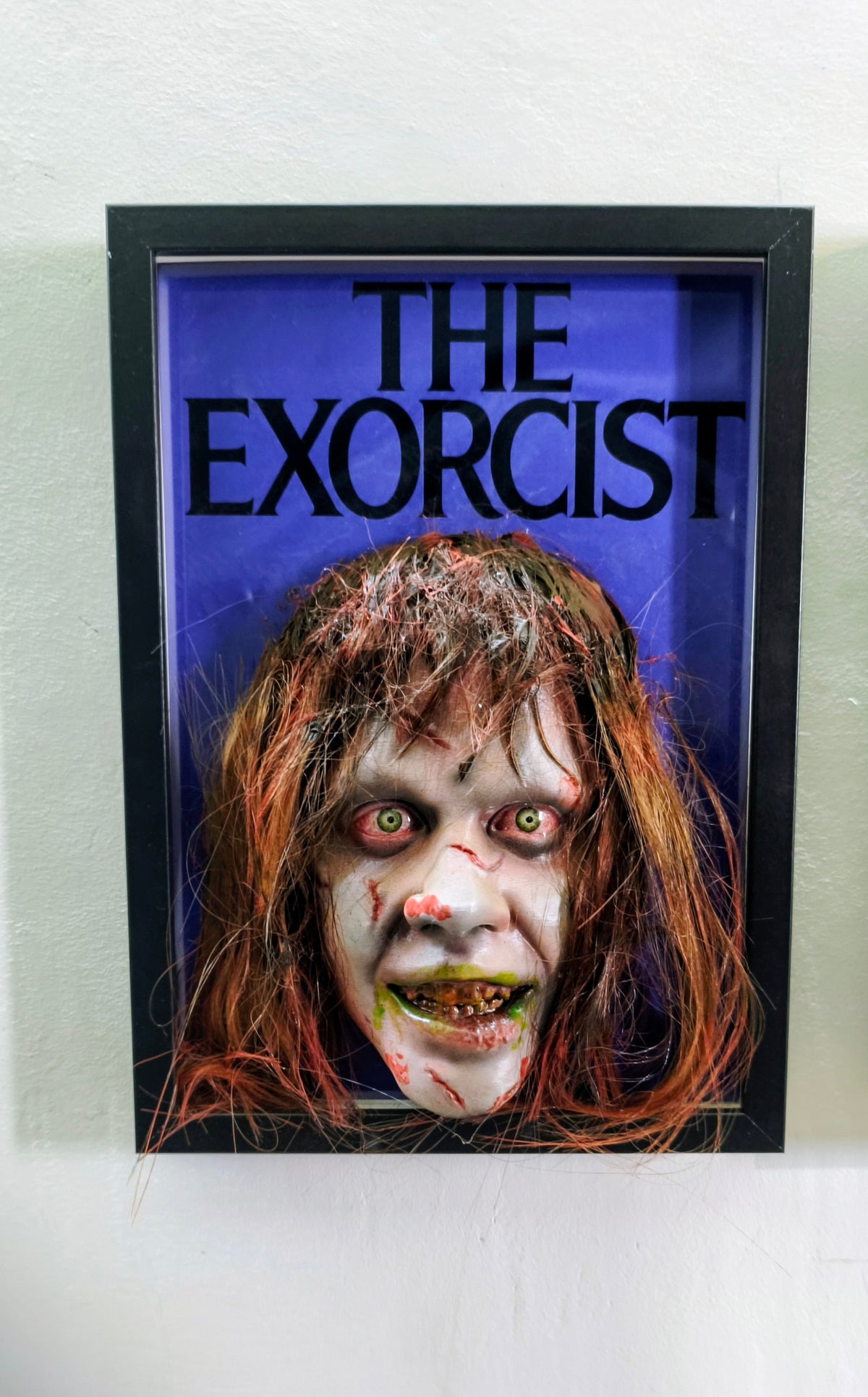 Nightmares in Frame - Regan MacNeil (The Exorcist) | Quadro 3D con Capelli a Sbalzo (10 cm)