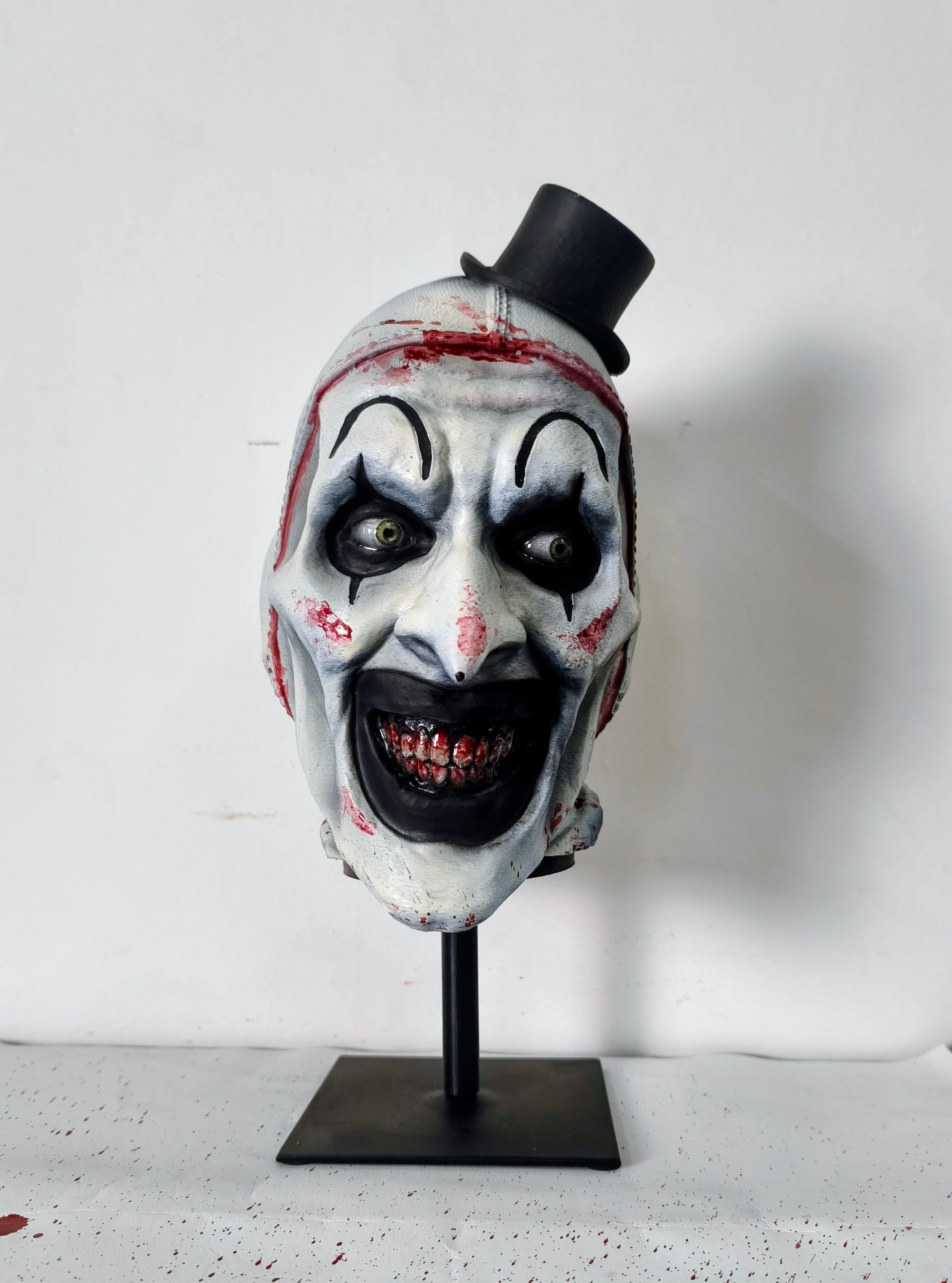 The Exhibit - Art the Clown — Dettaglio laterale | The Frame Beyond