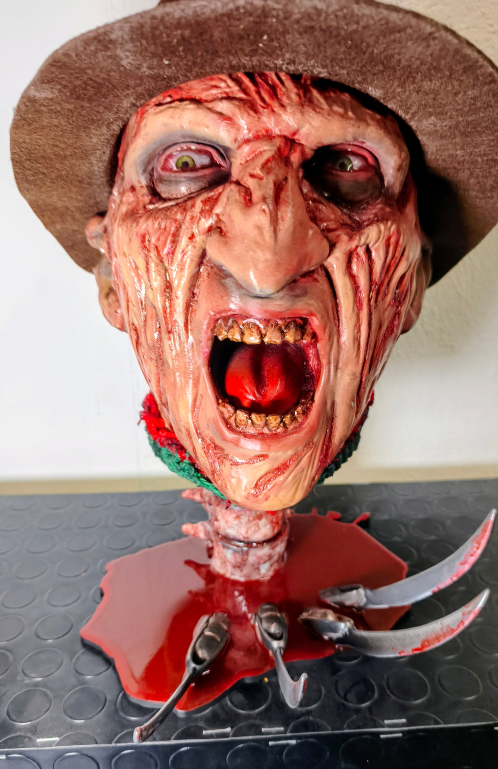 RELICS: The Last Cut - Freddy Krueger II | Busto 3D con Base Pozza di Sangue e Cappello Removibile