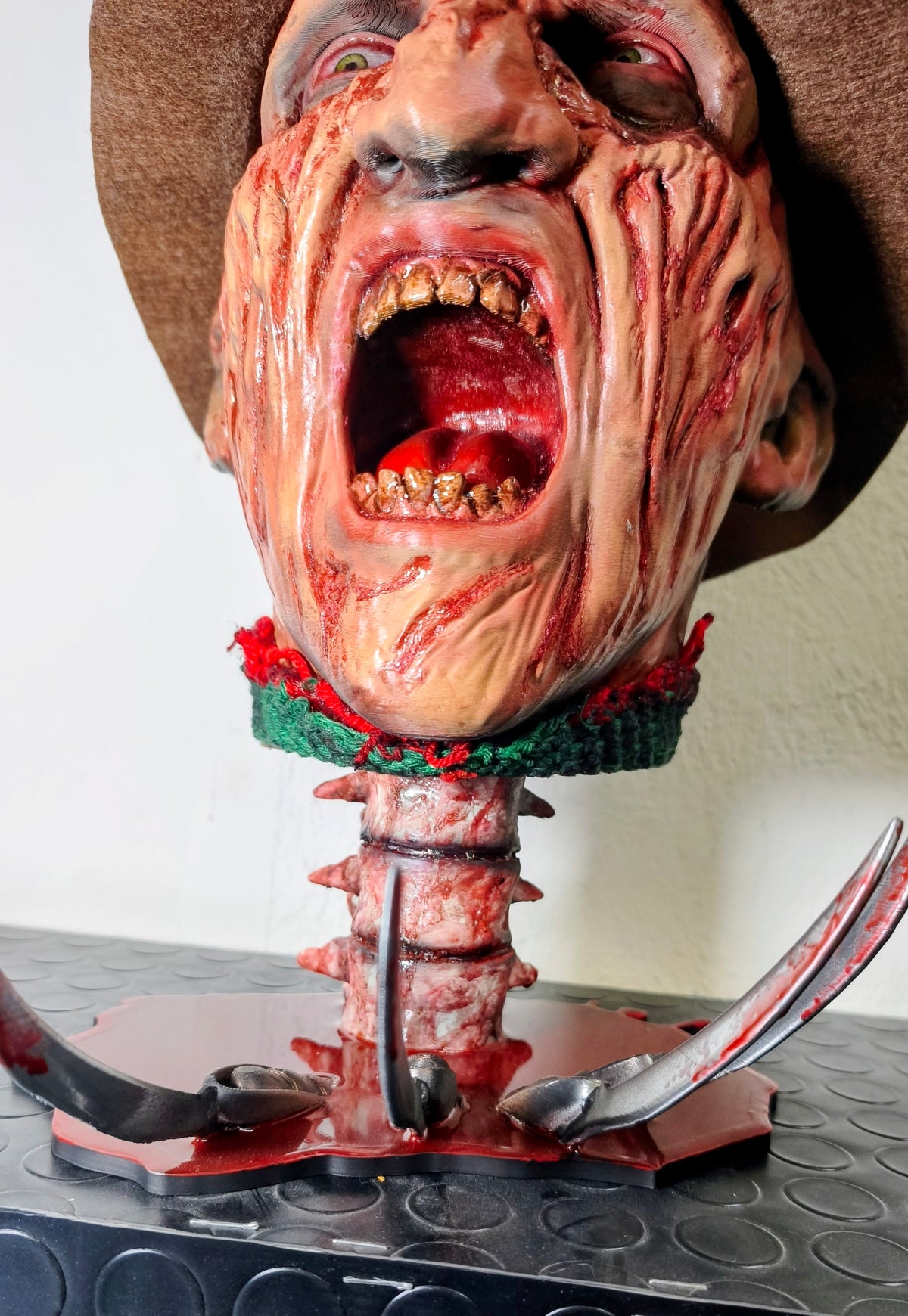 RELICS: The Last Cut - Freddy Krueger II | Busto 3D con Base Pozza di Sangue e Cappello Removibile