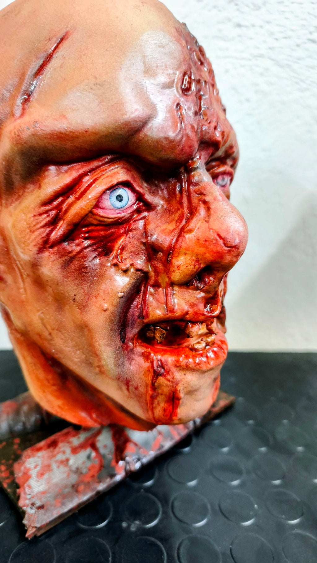 RELICS: The Last Cut - Jason Voorhees (Part III) | Busto 3D da Collezione con Maschera Removibile e Stand Dedicato