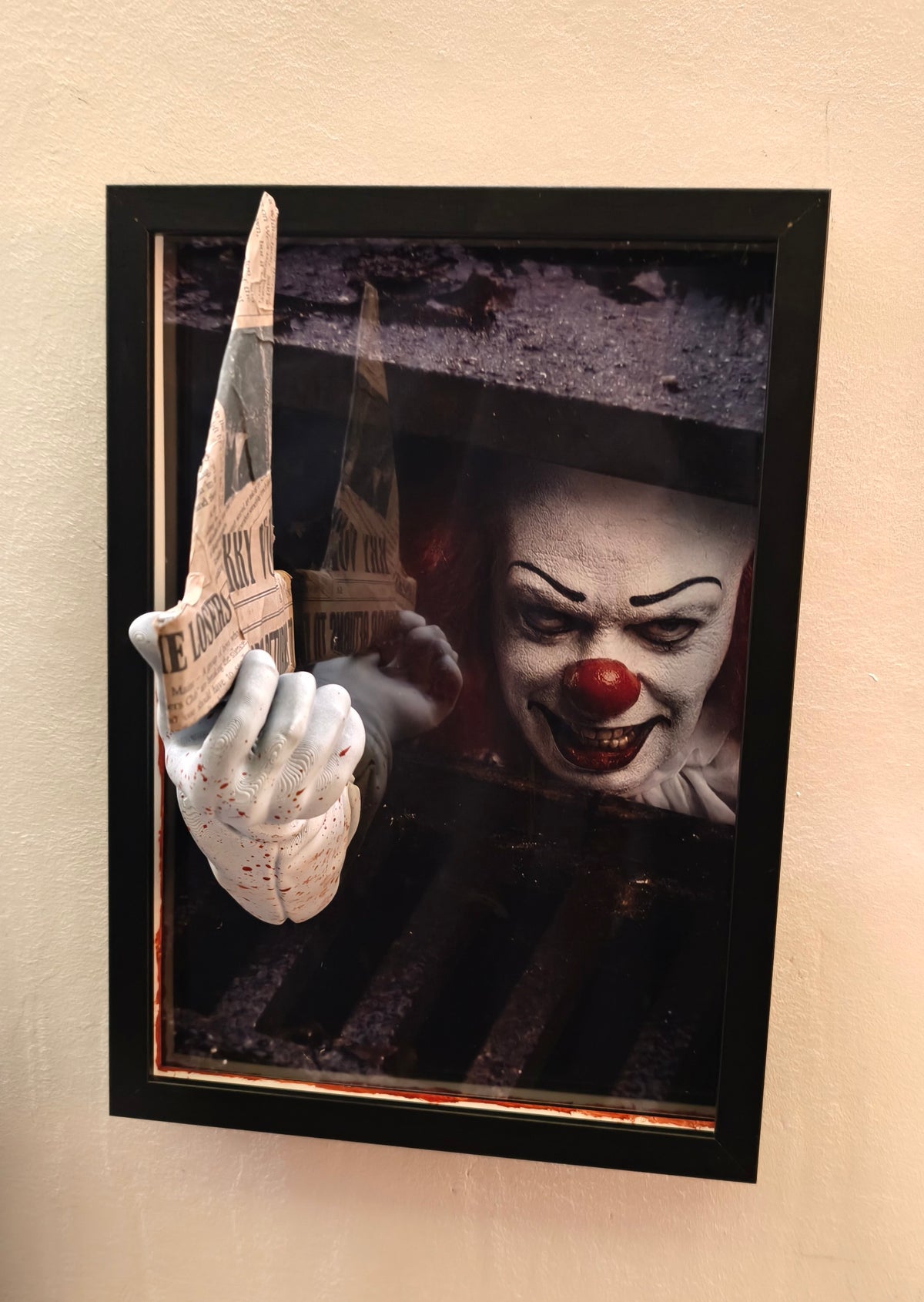 Nightmares in Frame - Pennywise Classic (1990) | Quadro 3D con Braccio e Barchetta a Sbalzo (15 cm)