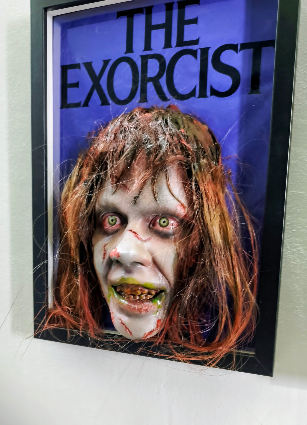 Nightmares in Frame - Regan MacNeil (The Exorcist) | Quadro 3D con Capelli a Sbalzo (10 cm)