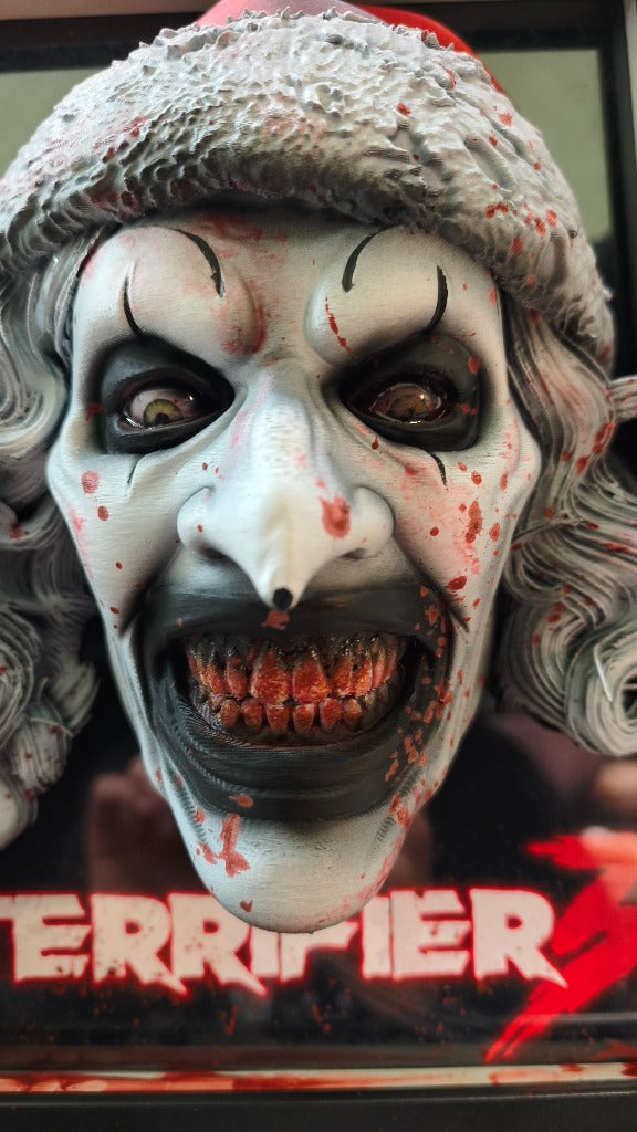Nightmares in Frame - Art the Clown Terrifier 3 — Dettaglio altissimo rilievo 12 cm, denti insanguinati e cappello natalizio | The Frame Beyond