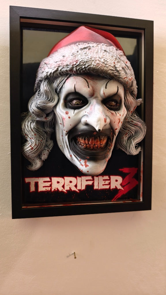 Nightmares in Frame - Art the Clown Terrifier 3 — Vista completa con cornice nera | The Frame Beyond
